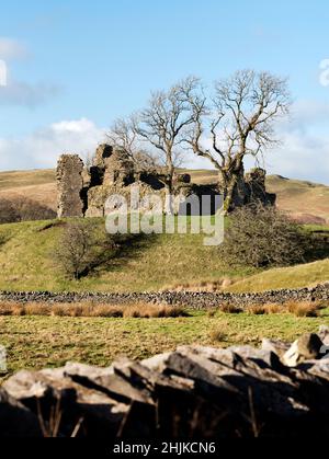 Les ruines du château de Pendragon à Mallerstang dale, dans le parc national de Yorkshire Dales, au sud de Kirkby Stephen, Cumbria. Banque D'Images