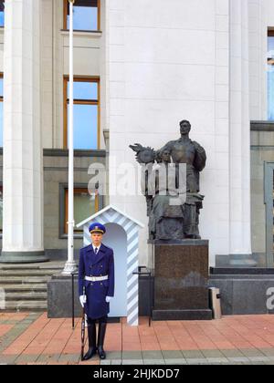 Kiev, Ukraine - 30 janvier 2022 : une garde d'honneur garde l'entrée au Conseil suprême de l'Ukraine Banque D'Images