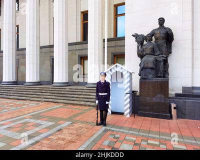 Kiev, Ukraine - 30 janvier 2022 : une garde d'honneur garde l'entrée au Conseil suprême de l'Ukraine Banque D'Images