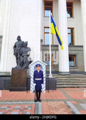 Kiev, Ukraine - 30 janvier 2022 : une garde d'honneur garde l'entrée au Conseil suprême de l'Ukraine Banque D'Images