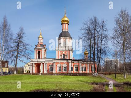 Église baroque rouge dans le parc du domaine de Sviblovo, Moscou, Russie Banque D'Images