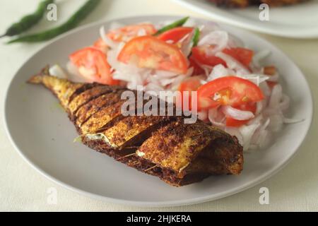 Ayala Meen frite ou maquereau.Poisson frit épicé préparé dans le style indien du Sud.Poisson-maquereau mariné dans une marinade à l'huile et frit peu profond dans de l'oi Banque D'Images