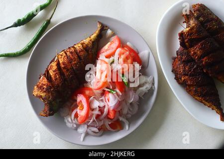 Ayala Meen frite ou maquereau.Poisson frit épicé préparé dans le style indien du Sud.Poisson-maquereau mariné dans une marinade à l'huile et frit peu profond dans de l'oi Banque D'Images