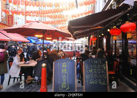 Londres, Royaume-Uni, janvier 30th 2022.Bien que la parade habituelle soit à nouveau annulée en raison des soucis de Covid, les gens se sont emmenés à China Town à Soho pour manger, faire du shopping et se détendre sous le soleil d'hiver le dimanche avant le nouvel an chinois, qui aura lieu le 1st février.Crédit : MonicaWells/Alamy Live News Banque D'Images