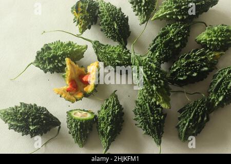 Gourde amère, également connu sous le nom de pagakka ou karela est une vigne tropicale qui appartient à la famille de gourde avec goût amer.Prise de vue sur fond blanc Banque D'Images