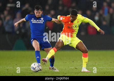 Ryan Wintle (à gauche) de Cardiff City et Xande Silva de Nottingham Forest se battent pour le ballon lors du match de championnat Sky Bet au stade de Cardiff City, à Cardiff.Date de la photo: Dimanche 30 janvier 2022. Banque D'Images