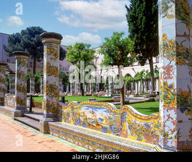 Majolica carrelage dans la cour, église de Santa Chiara, Spaccanapoli, Naples (Naples), Campanie, Italie Banque D'Images