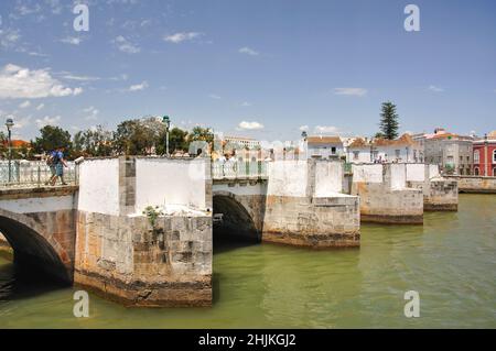 Pont romain sur la rivière Gilao, Tavira, région de l'Algarve, Portugal Banque D'Images