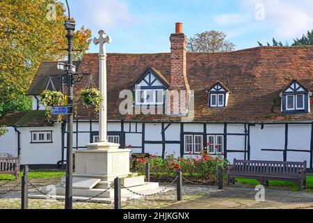 War Memorial et maison d'époque, High Street, Bray, dans le Berkshire, Angleterre, Royaume-Uni Banque D'Images