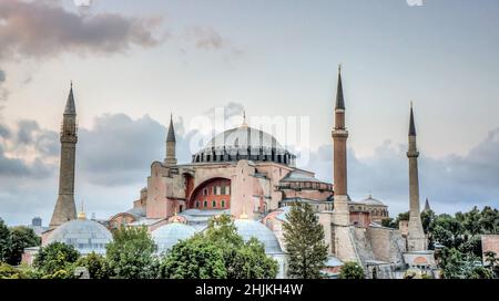 Mosquée Sainte-Sophie à Sultanahmet avec des nuages spectaculaires.Sainte-Sophie a été transformée en mosquée, la renommant récemment Sainte-Sophie Grande Mosquée, Banque D'Images