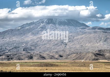 Vue à couper le souffle sur le mont Ararat, Agri Dagi, la plus haute montagne de l'extrême est de la Turquie acceptée dans le christianisme comme lieu de repos de Noé Banque D'Images