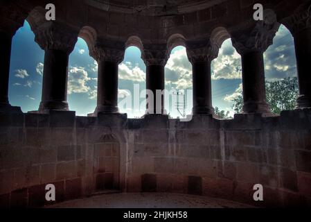 Intérieur d'un monument, appelé Kumbet en turc, dans le cimetière historique d'Ahlat laissé par la dynastie d'Ahlatshah avec des pierres tombales islamiques, Bitlis, Turquie. Banque D'Images