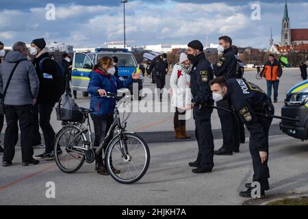 Munich, Germnay.30th janvier 2022.Le participant discute avec la police.Le 30 janvier 2022, à Munich, en Allemagne, des centaines d'anti-vaxxers se sont rassemblés à la Theresienwiese pour démontrer leur opposition à la vaccination obligatoire et aux mesures Covid.(Photo par Alexander Pohl/Sipa USA) crédit: SIPA USA/Alay Live News Banque D'Images