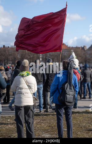 Munich, Germnay.30th janvier 2022.Participant avec drapeau rouge.Le 30 janvier 2022, à Munich, en Allemagne, des centaines d'anti-vaxxers se sont rassemblés à la Theresienwiese pour démontrer leur opposition à la vaccination obligatoire et aux mesures Covid.(Photo par Alexander Pohl/Sipa USA) crédit: SIPA USA/Alay Live News Banque D'Images