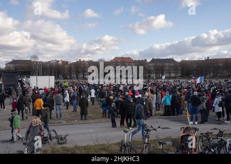 Munich, Germnay.30th janvier 2022.Le 30 janvier 2022, à Munich, en Allemagne, des centaines d'anti-vaxxers se sont rassemblés à la Theresienwiese pour démontrer leur opposition à la vaccination obligatoire et aux mesures Covid.(Photo par Alexander Pohl/Sipa USA) crédit: SIPA USA/Alay Live News Banque D'Images