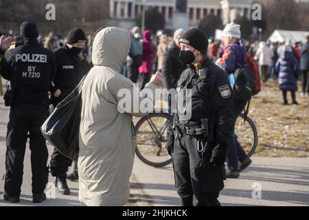 Munich, Germnay.30th janvier 2022.Le participant discute avec la police.Le 30 janvier 2022, à Munich, en Allemagne, des centaines d'anti-vaxxers se sont rassemblés à la Theresienwiese pour démontrer leur opposition à la vaccination obligatoire et aux mesures Covid.(Photo par Alexander Pohl/Sipa USA) crédit: SIPA USA/Alay Live News Banque D'Images