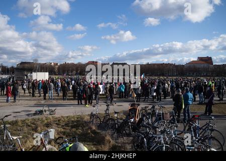 Munich, Germnay.30th janvier 2022.Le 30 janvier 2022, à Munich, en Allemagne, des centaines d'anti-vaxxers se sont rassemblés à la Theresienwiese pour démontrer leur opposition à la vaccination obligatoire et aux mesures Covid.(Photo par Alexander Pohl/Sipa USA) crédit: SIPA USA/Alay Live News Banque D'Images