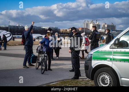 Munich, Germnay.30th janvier 2022.Le participant discute avec la police.Le 30 janvier 2022, à Munich, en Allemagne, des centaines d'anti-vaxxers se sont rassemblés à la Theresienwiese pour démontrer leur opposition à la vaccination obligatoire et aux mesures Covid.(Photo par Alexander Pohl/Sipa USA) crédit: SIPA USA/Alay Live News Banque D'Images