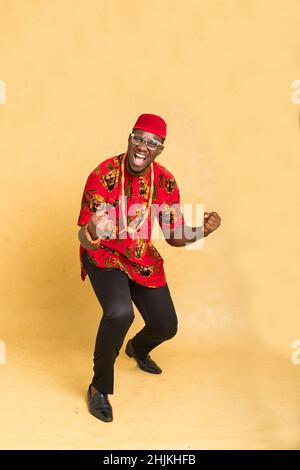 Igbo traditionnellement habillé homme d'affaires fêtant Banque D'Images