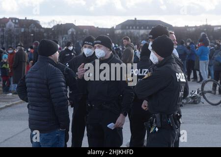 Munich, Germnay.30th janvier 2022.Le participant discute avec la police.Le 30 janvier 2022, à Munich, en Allemagne, des centaines d'anti-vaxxers se sont rassemblés à la Theresienwiese pour démontrer leur opposition à la vaccination obligatoire et aux mesures Covid.(Photo par Alexander Pohl/Sipa USA) crédit: SIPA USA/Alay Live News Banque D'Images