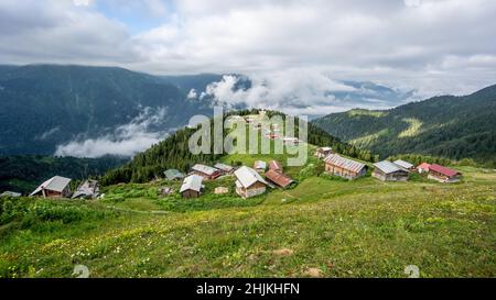 Plateau de Pokut dans la région du Karadeniz de la mer Noire à Rize, Turquie.Maisons traditionnelles en bois des montagnes de la région de la mer Noire.Pokut est l'un des highe de Rize Banque D'Images