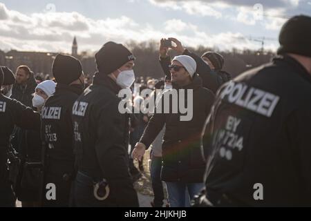 Munich, Germnay.30th janvier 2022.Le participant discute avec la police.Le 30 janvier 2022, à Munich, en Allemagne, des centaines d'anti-vaxxers se sont rassemblés à la Theresienwiese pour démontrer leur opposition à la vaccination obligatoire et aux mesures Covid.(Photo par Alexander Pohl/Sipa USA) crédit: SIPA USA/Alay Live News Banque D'Images