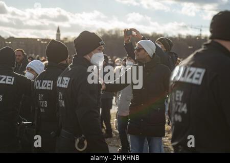 Munich, Germnay.30th janvier 2022.Le participant discute avec la police.Le 30 janvier 2022, à Munich, en Allemagne, des centaines d'anti-vaxxers se sont rassemblés à la Theresienwiese pour démontrer leur opposition à la vaccination obligatoire et aux mesures Covid.(Photo par Alexander Pohl/Sipa USA) crédit: SIPA USA/Alay Live News Banque D'Images