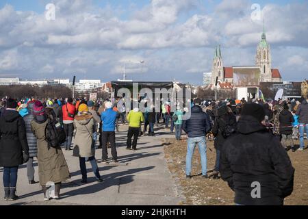 Munich, Germnay.30th janvier 2022.Le 30 janvier 2022, à Munich, en Allemagne, des centaines d'anti-vaxxers se sont rassemblés à la Theresienwiese pour démontrer leur opposition à la vaccination obligatoire et aux mesures Covid.(Photo par Alexander Pohl/Sipa USA) crédit: SIPA USA/Alay Live News Banque D'Images