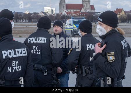 Munich, Germnay.30th janvier 2022.Le participant discute avec la police.Le 30 janvier 2022, à Munich, en Allemagne, des centaines d'anti-vaxxers se sont rassemblés à la Theresienwiese pour démontrer leur opposition à la vaccination obligatoire et aux mesures Covid.(Photo par Alexander Pohl/Sipa USA) crédit: SIPA USA/Alay Live News Banque D'Images