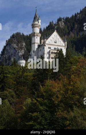 DAS malerische Märchenschloß im Ost-Allgäu BEI Füssen, eingebettet in eine trauma Landschaft.1869 WAR der Baustart des Schloss, welches von Kön Banque D'Images