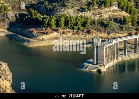 Vue de dessus du barrage d'un réservoir à Grenade (Espagne) Banque D'Images