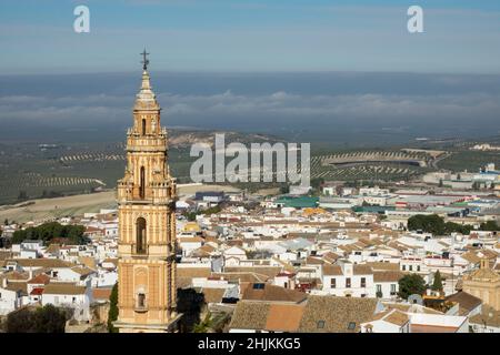 Vue sur la Torre de la Victoria (monument national) depuis la colline de San Cristobal à Esteba, l'un des plus beaux villages de Séville (Espagne) Banque D'Images