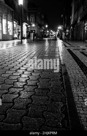 Humide après la pluie de chaussée la nuit à Porto, Portugal.Photo en noir et blanc. Banque D'Images