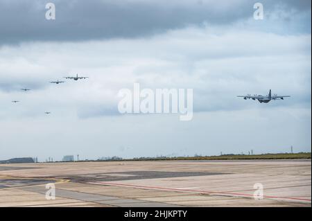Six appareils MC-130J Commando II affectés à l'escadron des opérations spéciales 1st survolent la ligne de vol au cours de l'entraînement biennal « vol de l'écluse » à la base aérienne de Kadena (Japon), le 6 janvier 2022.Les vols de formation exercent la capacité des équipages et des agents de maintenance de produire rapidement des aéronefs et de déplacer un grand nombre de forces terrestres et d'équipements sur un territoire hostile ou refusé. Banque D'Images