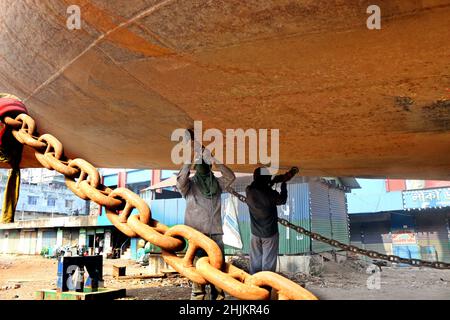 JANVIER 30,01,2022,DHAKA,BANGLADESH- des travailleurs de chantier naval vus autour des navires le long de la rive du fleuve Buriganga.L'industrie de la construction navale à Bangl Banque D'Images