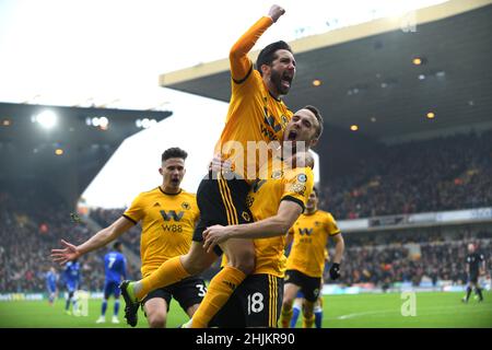 Le footballeur des loups Diogo Jota célèbre son but avec Joao Moutinho Wolverhampton Wanderers / Leicester City au stade Molineux 19/01/2019 - English Premier League Banque D'Images