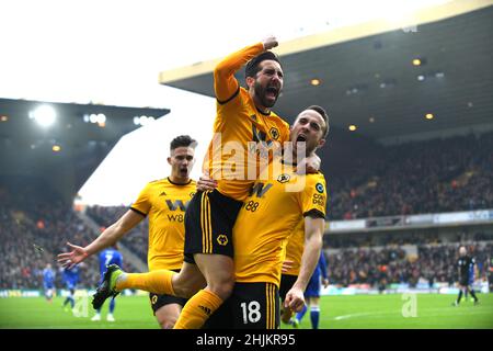 Le footballeur des loups Diogo Jota célèbre son but avec Joao Moutinho Wolverhampton Wanderers / Leicester City au stade Molineux 19/01/2019 - English Premier League Banque D'Images