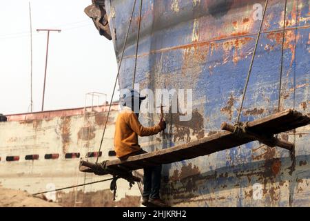 JANVIER 30,01,2022,DHAKA,BANGLADESH- des travailleurs de chantier naval vus autour des navires le long de la rive du fleuve Buriganga.L'industrie de la construction navale à Bangl Banque D'Images