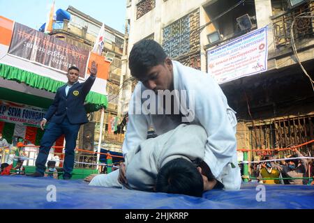 Kolkata, Inde.30th janvier 2022.Un championnat de lutte masculin et féminin et 4th State Belt Wrestling Championship a été organisé à la mémoire du Mahatma Gandhi.(Photo de Rahul Sadhukhan/Pacific Press/Sipa USA) crédit: SIPA USA/Alamy Live News Banque D'Images