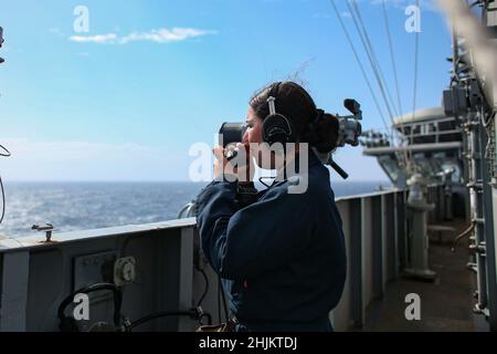 MER DES PHILIPPINES (janv23, 2022) le Matelot de 1re classe Cassandra Hortz, de Los Angeles, utilise un téléphone à son tandis qu’il est sous la surveillance du port à bord du porte-avions de la classe Nimitz USS Abraham Lincoln (CVN 72).Faisant partie de la flotte du Pacifique des États-Unis, les unités affectées aux groupes de grève des transporteurs Carl Vinson et Abraham Lincoln, aux groupes prêts à l'amphibie d'Amérique et d'Essex, aux côtés de la Force d'autodéfense maritime du Japon, mènent une formation pour préserver et protéger une région Indo-Pacifique libre et ouverte. Banque D'Images