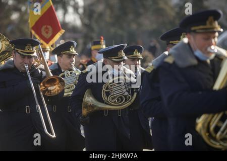 Bucarest, Roumanie - 24 janvier 2022 : le groupe militaire roumain joue lors d'une cérémonie. Banque D'Images