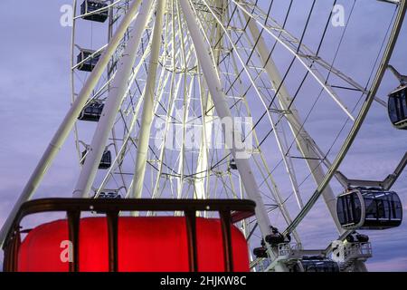 La plus grande grande roue mobile du monde, l'Umadum, photographiée ici est de 78 mètres de haut et est située dans le Werksviertel de Munich. Banque D'Images