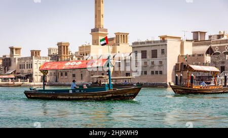 Dubaï, Émirats arabes Unis, 24.09.21.Bateau en bois traditionnel arabe 'Abra' sur la crique de Dubaï, le vieux Dubaï et les bâtiments et la mosquée du quartier historique d'Al Fahidi. Banque D'Images