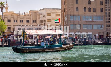 Dubaï, Émirats arabes Unis, 24.09.21.Bateau en bois traditionnel arabe 'Abra' arrivant à la gare de Bur Dubai Abra sur Dubai Creek, bâtiments du Vieux Dubaï en arrière-plan. Banque D'Images