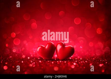 Cœur rouge de Saint-Valentin sur fond brillant à paillettes avec lumières abstraites défocused Banque D'Images