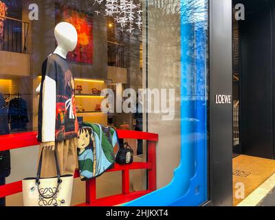 Paris, France, boutiques de mode de luxe fenêtres mannequins d'affichage, Loewe Store, boutiques de créateurs à paris (Av. Montaigne) Banque D'Images