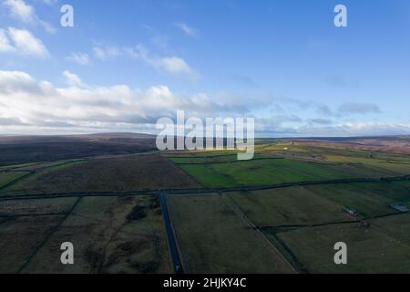 Photos de drone du réservoir de Thruscross dans le North Yorkshire prises lors d'une journée ensoleillée d'hiver Banque D'Images