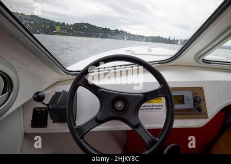 volant et commandes électriques sur un petit bateau électrique sur le lac windermere lake district, cumbria, angleterre, royaume-uni Banque D'Images