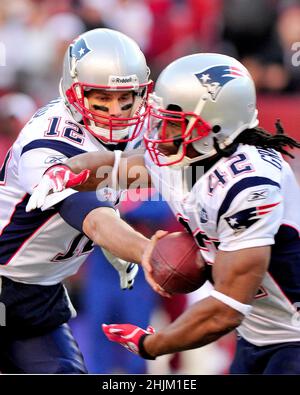 Le quarterback des Patriots de la Nouvelle-Angleterre Tom Brady (12) revient à BenJarvus Green-Ellis (42) au quatrième trimestre de l'action contre les Redskins de Washington à FedEx Field à Landover, Maryland, le dimanche 11 décembre 2011.Les Patriots ont gagné le jeu 34 - 27.Credit: Ron Sachs/CNP.(RESTRICTION: PAS de journaux ou journaux New York ou New Jersey dans un rayon de 75 miles de New York) Banque D'Images