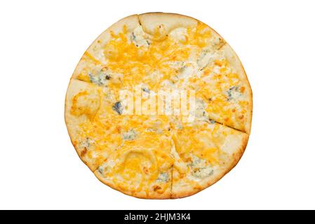 Pizza délicieuse quatre fromages au cheddar, parmesan, mozzarella isolés sur blanc.Pizza Margarita vue de dessus. Banque D'Images